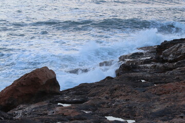 Olas chocando contra las rocas