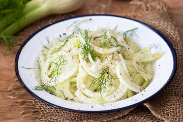Fresh salad with fennel, sumac and sauce