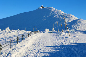 Piękny zimowy mroźny krajobraz górski ze śniegiem.  - obrazy, fototapety, plakaty