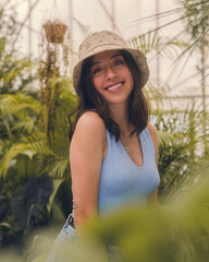 Mujer con sombrero en un parque en verano
