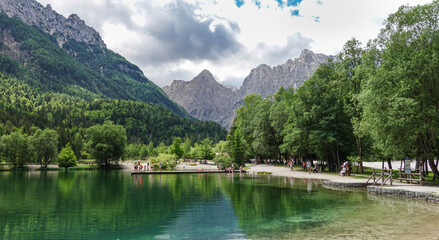 Fototapeta na wymiar Jasna-See in Slowenien mit Blick auf den Vriscpass
