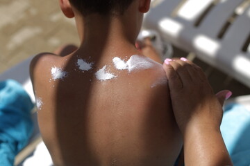 apply sunscreen to the place where the sun shines to protect the skin from the sun..