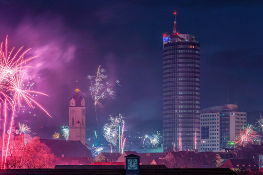 Feuerwerk zu Neujahr &uuml;ber Jena