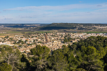 Vue sur la petite ville de Calvisson, dans la plaine de la Vaunage, depuis le Roc de Gachone