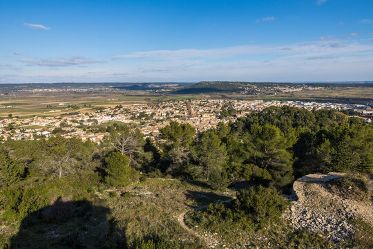 Vue sur la petite ville de Calvisson, dans la plaine de la Vaunage, depuis le Roc de Gachone
