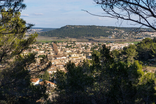 Vue sur la petite ville de Calvisson, dans la plaine de la Vaunage, depuis le Roc de Gachone