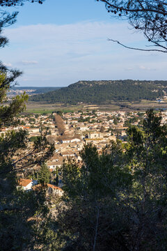 Vue sur la petite ville de Calvisson, dans la plaine de la Vaunage, depuis le Roc de Gachone