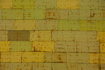 parete di metallo colore giallo