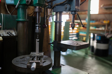 Cutting a screw with a tapping machine