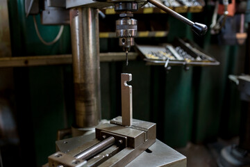 Cutting a screw with a tapping machine