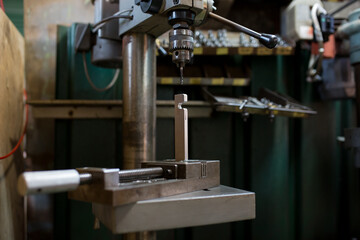 Cutting a screw with a tapping machine