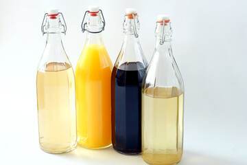 Liquori della nonna fatto in casa, in bottiglie in vetro con tappo a molla da un litro