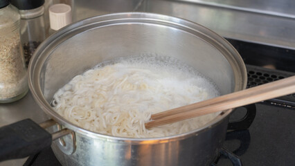 インスタント麺を作る　イメージ