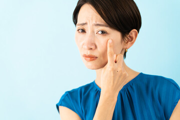 ワンピースを着た若い女性　夏の美容イメージ