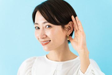 白いトップスを着た若い女性　ビジネスイメージ