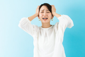 白いトップスを着た若い女性　ビジネスイメージ