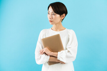 Fototapeta premium ノートパソコンを持った若い女性 ビジネスイメージ