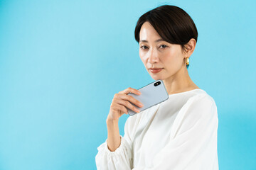 スマートフォンを使う若い女性　ビジネスイメージ