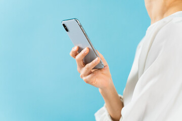 スマートフォンを使う若い女性　ビジネスイメージ