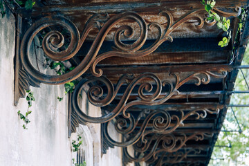 Rustic decorative black iron accents holding up a balcony