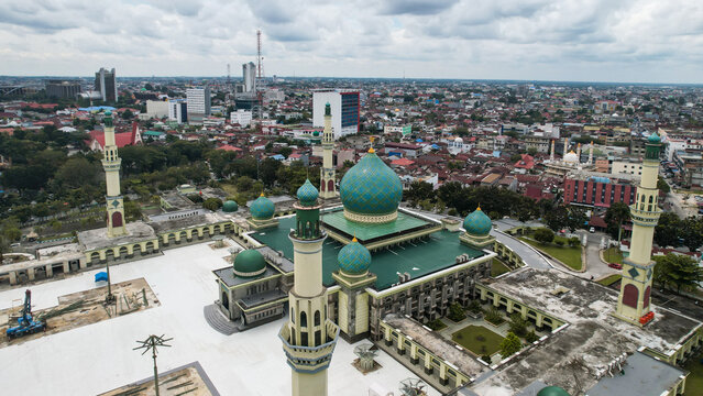 Aerial view of Raya Annur Mosque Largest Masjid in Pekanbaru, Ramadan Eid Concept background, Beautiful Landscape mosque, Islamic background Mosque