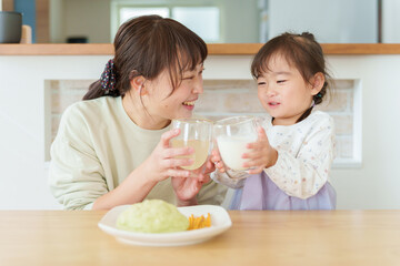 乾杯をする女の子とお母さん