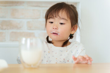ミルクを飲む女の子