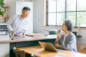 家でパソコンを使いながら困る高齢者男性と女性(老夫婦・故障・修理・詐欺・悩む)
