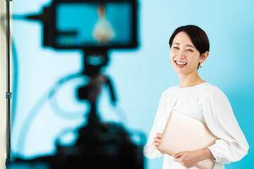 カメラで撮影される若い女性　撮影風景イメージ