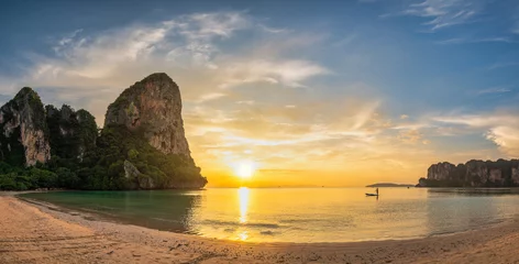 Photo sur Plexiglas Railay Beach, Krabi, Thaïlande Tropical islands sunset view with ocean sea water and sand beach at Railay Beach, Krabi Thailand nature landscape panorama