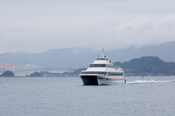Fototapeta na wymiar 伊王島に入港する高速船