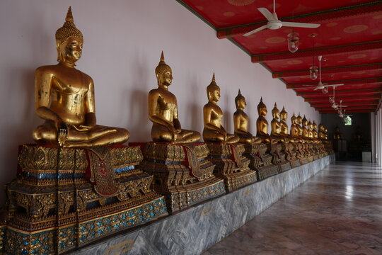 Goldene Buddhas in einem Tempel in Bangkok