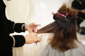 Fototapeta premium 女性の髪を切る男性美容師