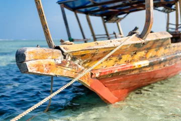 Crédence de cuisine en verre imprimé Plage de Nungwi, Tanzanie Dhow Fishing Boat at low tide on Zanzibar island, Tanzania