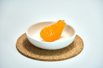 みかんの粒と白い小皿