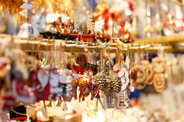 Weihnachtsmarkt shopping (x-mas market) auf dem Marienplatz, München, Deutschland
