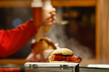 Bratwurst und Weihnachtsmarkt shopping (x-mas market) auf dem Marienplatz, München, Deutschland
