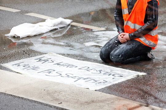 Klimaaktivisten kleben sich an der Strasse fest, in M&uuml;nchen 