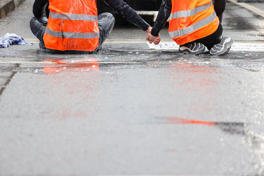 Klimaaktivisten kleben sich an der Strasse fest, in M&uuml;nchen 
