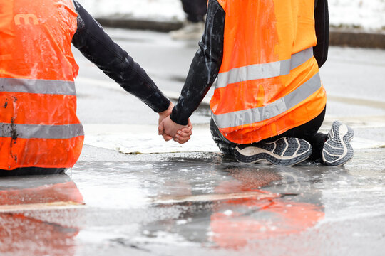 Klimaaktivisten kleben sich an der Strasse fest, in München 