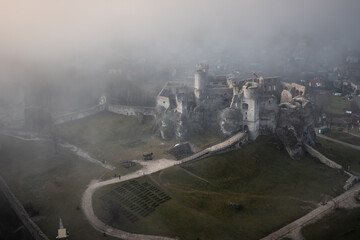 Fototapeta premium Ogrodzieniec Castle in the morning fog. Poland