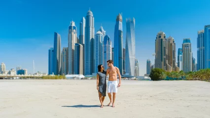 Photo sur Plexiglas Dubai Couple on a citytrip to Dubai walking at the beach of Jumeirah beach Dubai United Arab Emirates