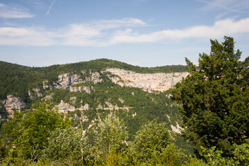 Paysage du massif du Vercors. Le Vercors en été. Des falaises à la montagne.