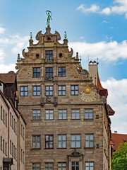 Obraz premium Außenansicht des historischen Stadtmuseums in der Altstadt von Nürnberg, Bayern, Deutschland