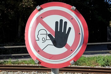 Warnschild vor Schiene