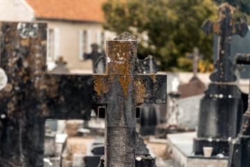 Kreuz auf altem Friedhof