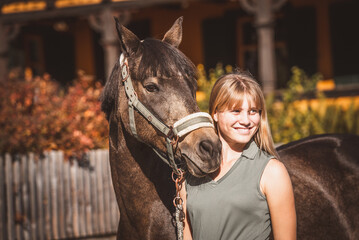 Fototapeta premium Mädchen mit Pferd