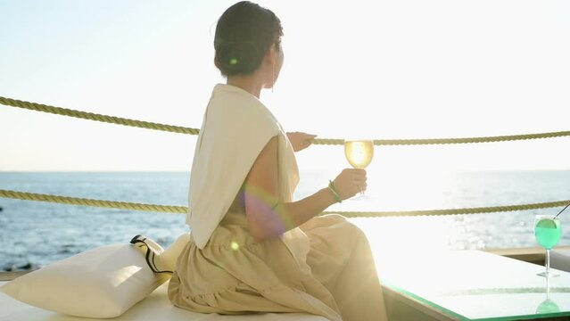 海が見えるレストランでのデート