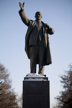 A photo of the Lenin statue during the winter in a park in Irkutsk, Siberia, Russia.