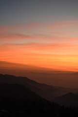 Atardecer en las montañas rojo foto